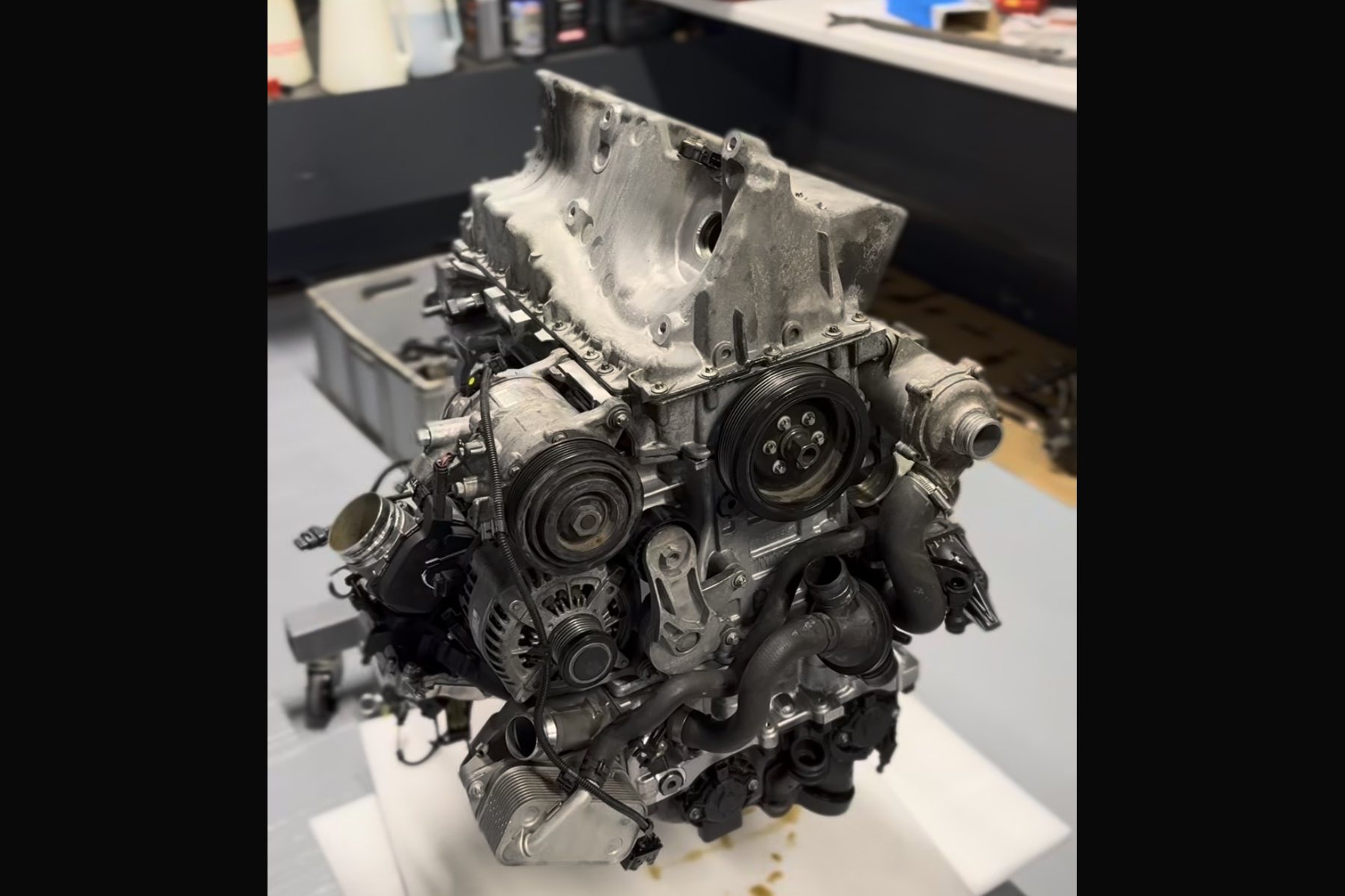 Moteur automobile en atelier